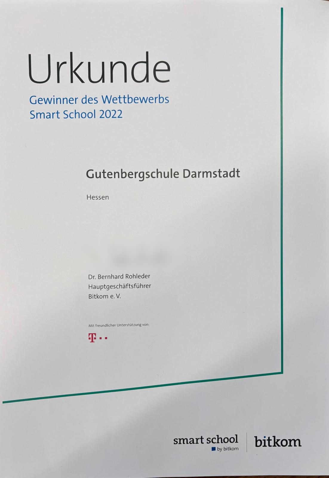 Urkunde des Digitalverbands Bitkom: Die Gutenbergschule Darmstadt ist Gewinnerin des Wettbewerbs Smart School 2022