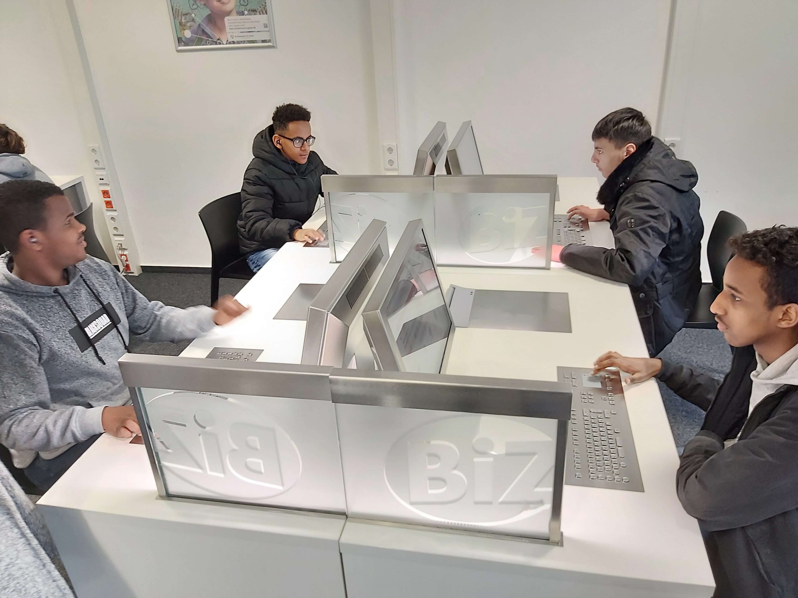 Schülerinnen und Schüler im Berufsinformationszentrum (BIZ)