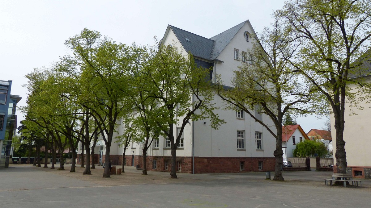 Schulgebäude der Gutenbergschule vom Schulhof aus gesehen